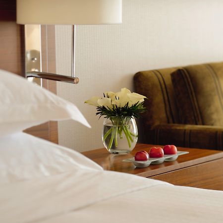 Moevenpick Hotel & Apartments Bur Dubai Esterno foto A room at the hotel