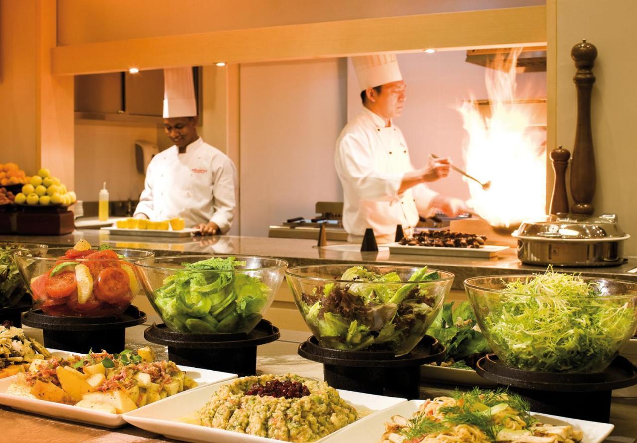 Moevenpick Hotel & Apartments Bur Dubai Esterno foto A buffet at a hotel