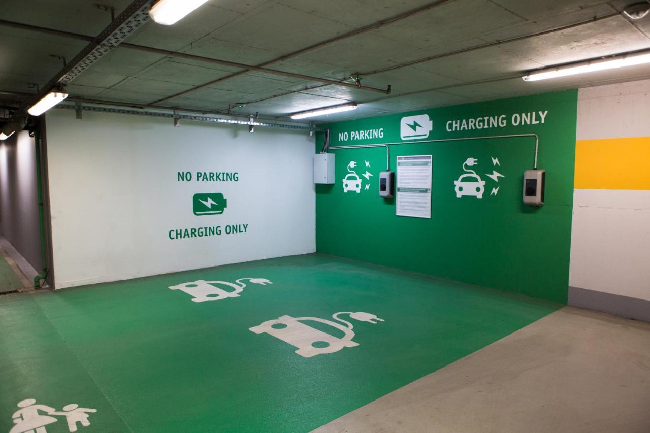 Moevenpick Hotel & Apartments Bur Dubai Esterno foto EV charging station in a car park