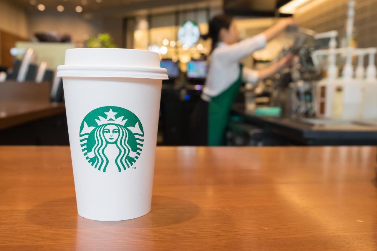 Moevenpick Hotel & Apartments Bur Dubai Esterno foto Starbucks coffee cup