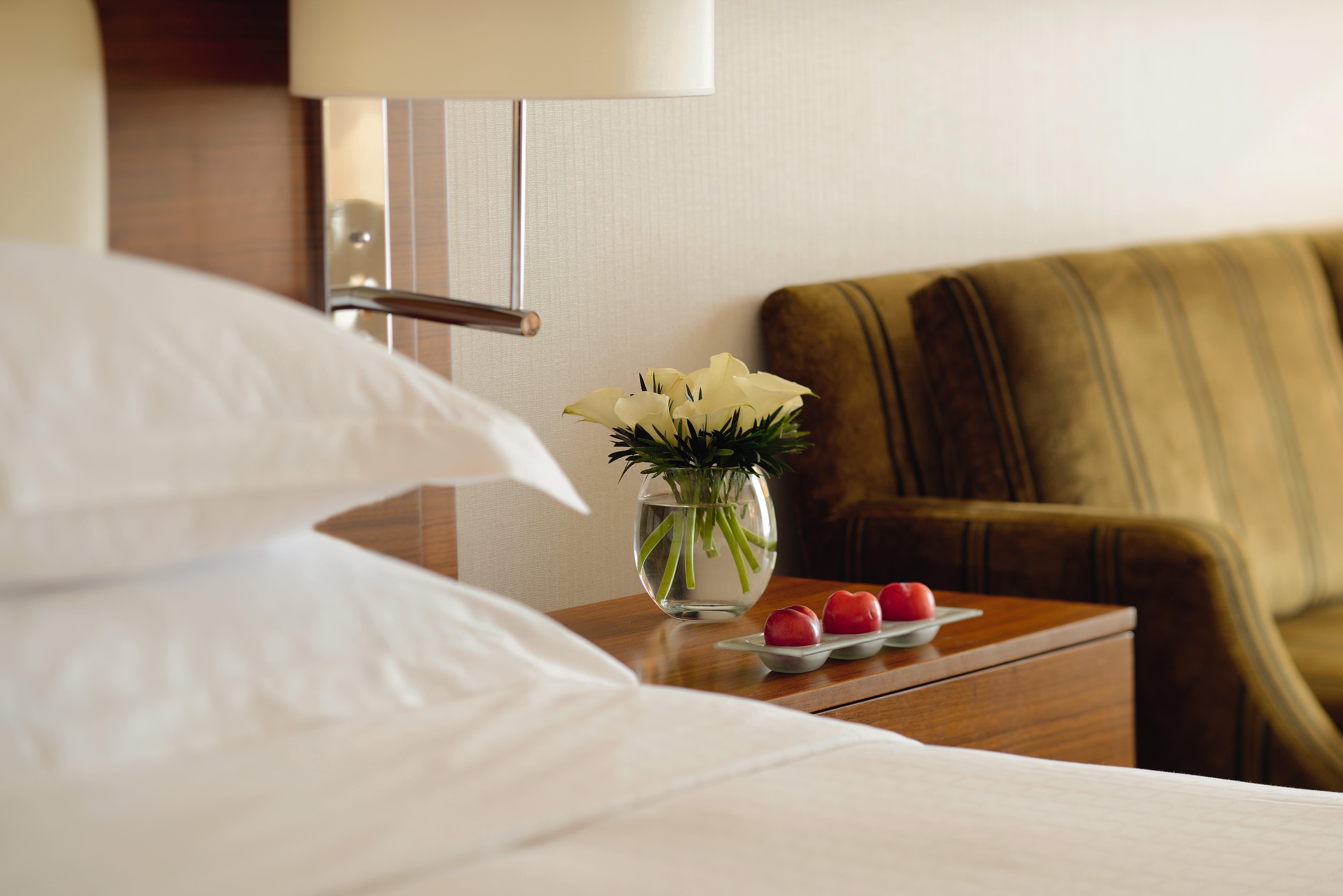 Moevenpick Hotel & Apartments Bur Dubai Esterno foto A room at the hotel