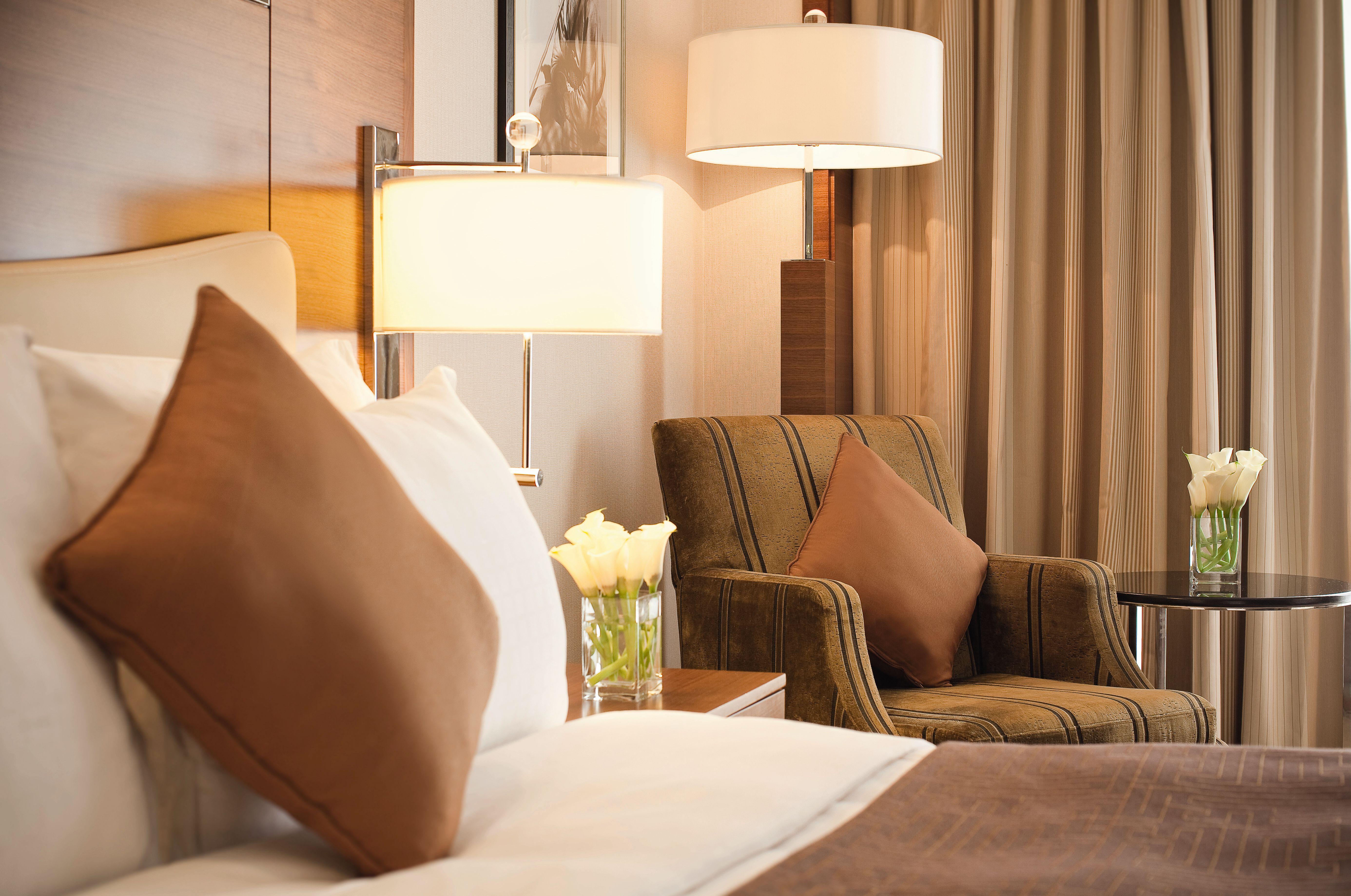 Moevenpick Hotel & Apartments Bur Dubai Esterno foto A room at the hotel