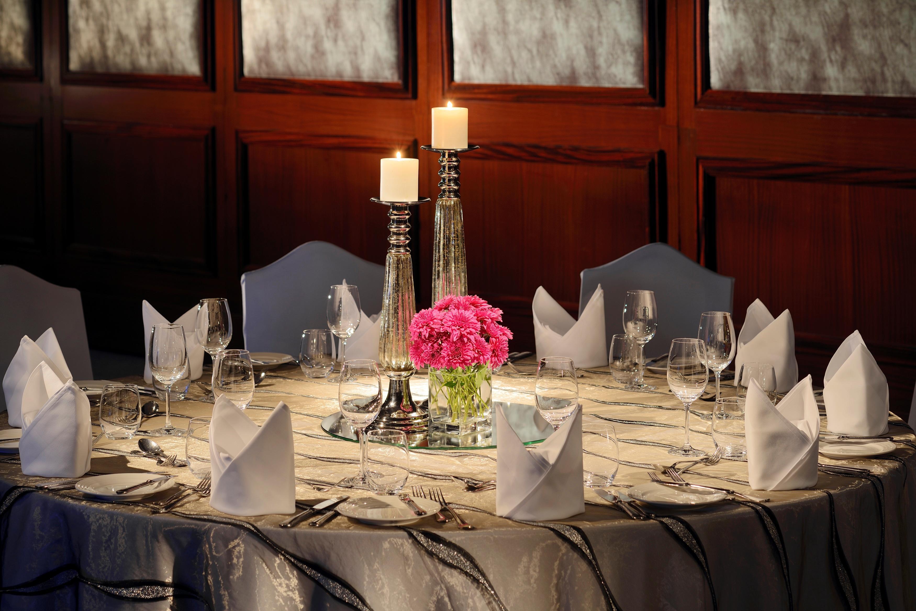 Moevenpick Hotel & Apartments Bur Dubai Esterno foto A table set for fine dining