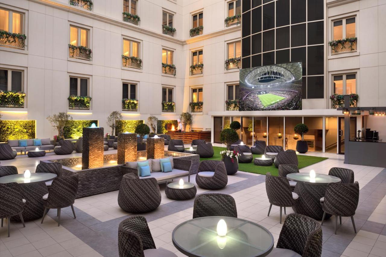Moevenpick Hotel & Apartments Bur Dubai Esterno foto The courtyard at the hotel