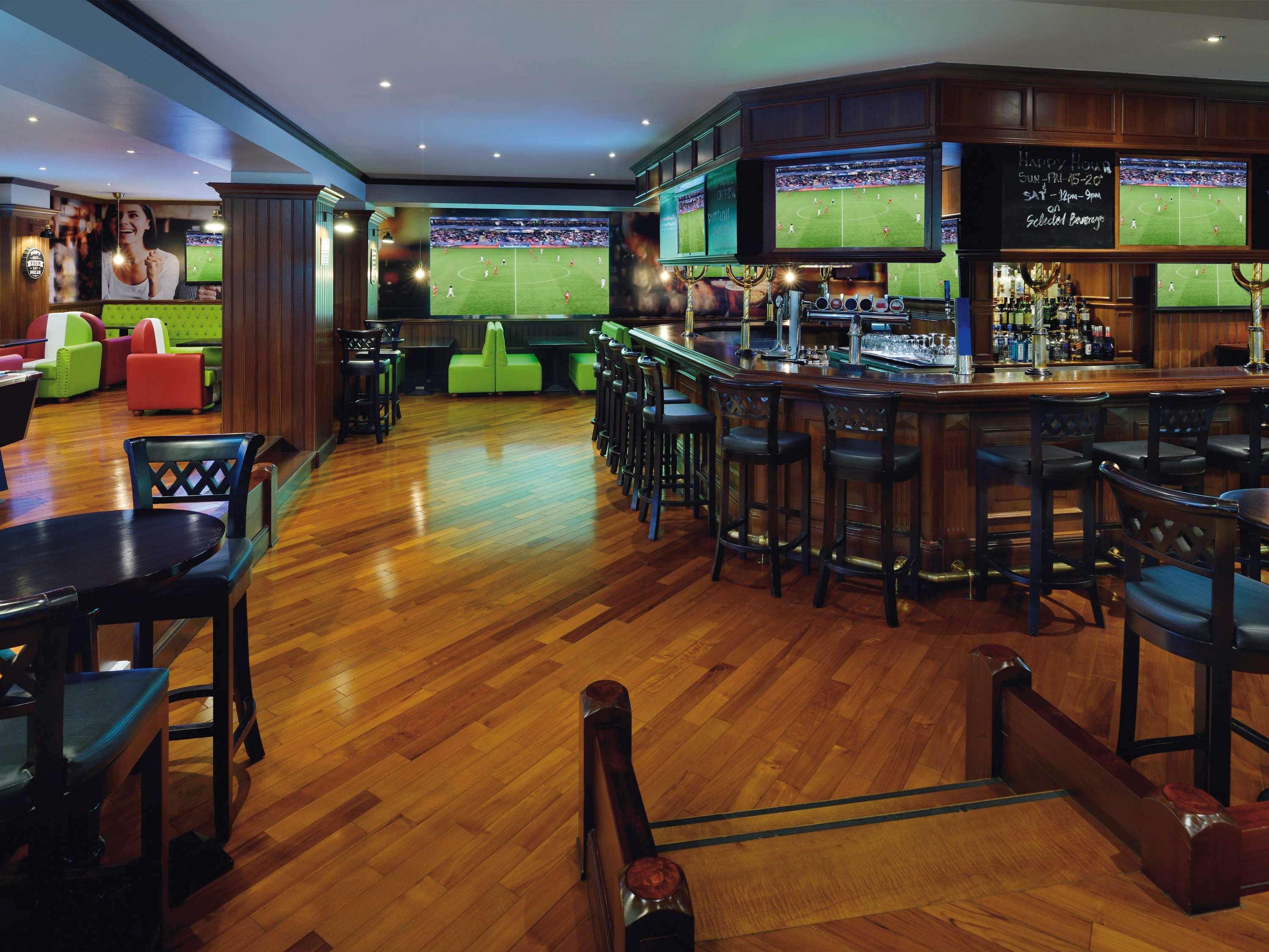 Moevenpick Hotel & Apartments Bur Dubai Esterno foto The Sports Bar