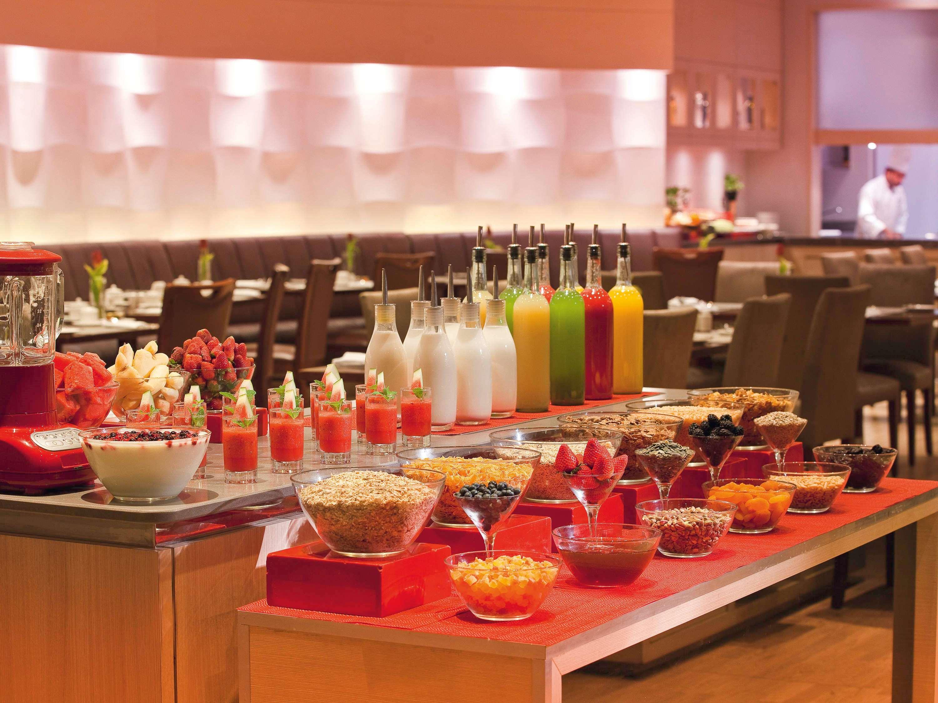 Moevenpick Hotel & Apartments Bur Dubai Esterno foto A buffet at a hotel