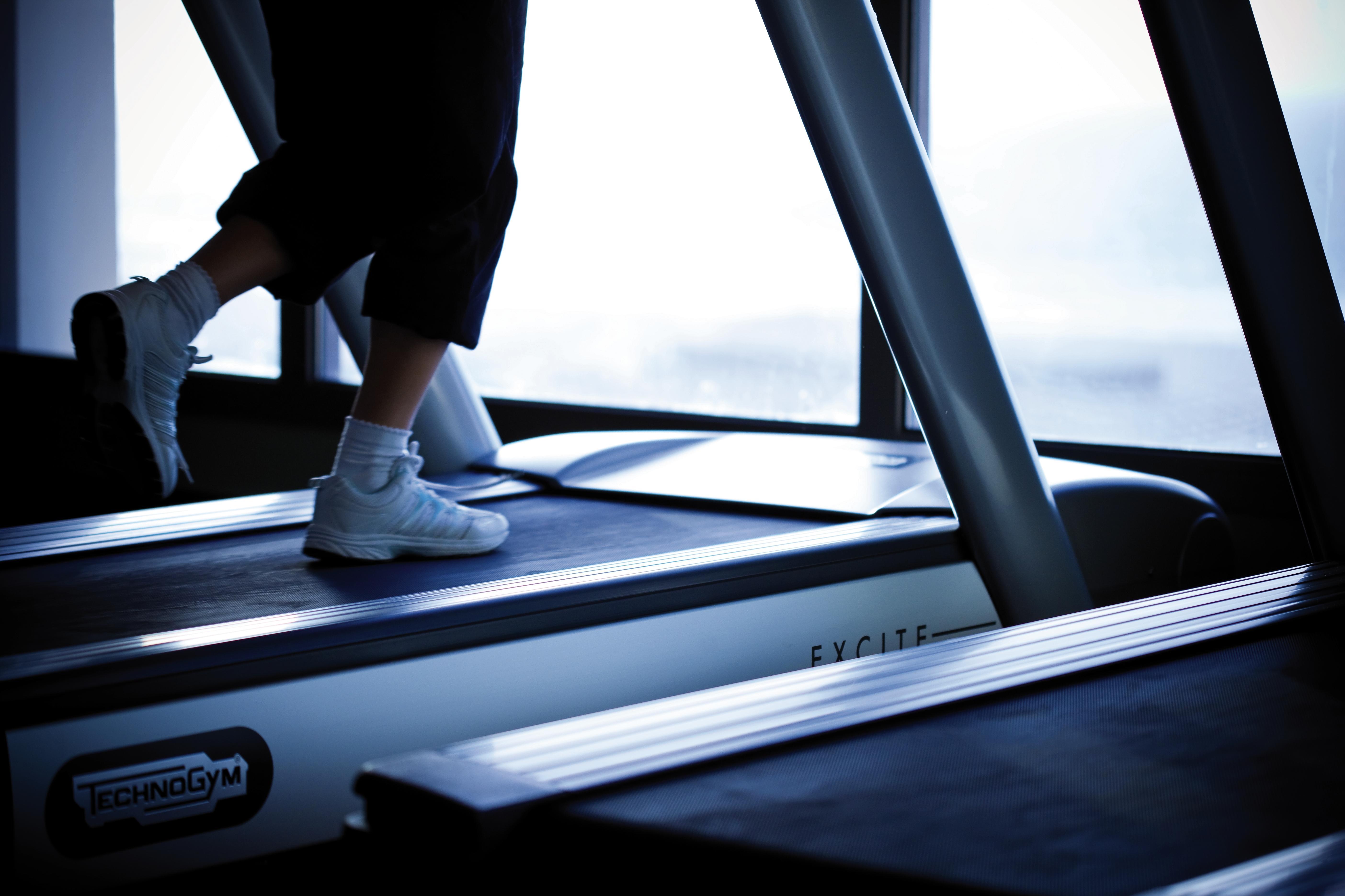 Moevenpick Hotel & Apartments Bur Dubai Esterno foto A treadmill in use