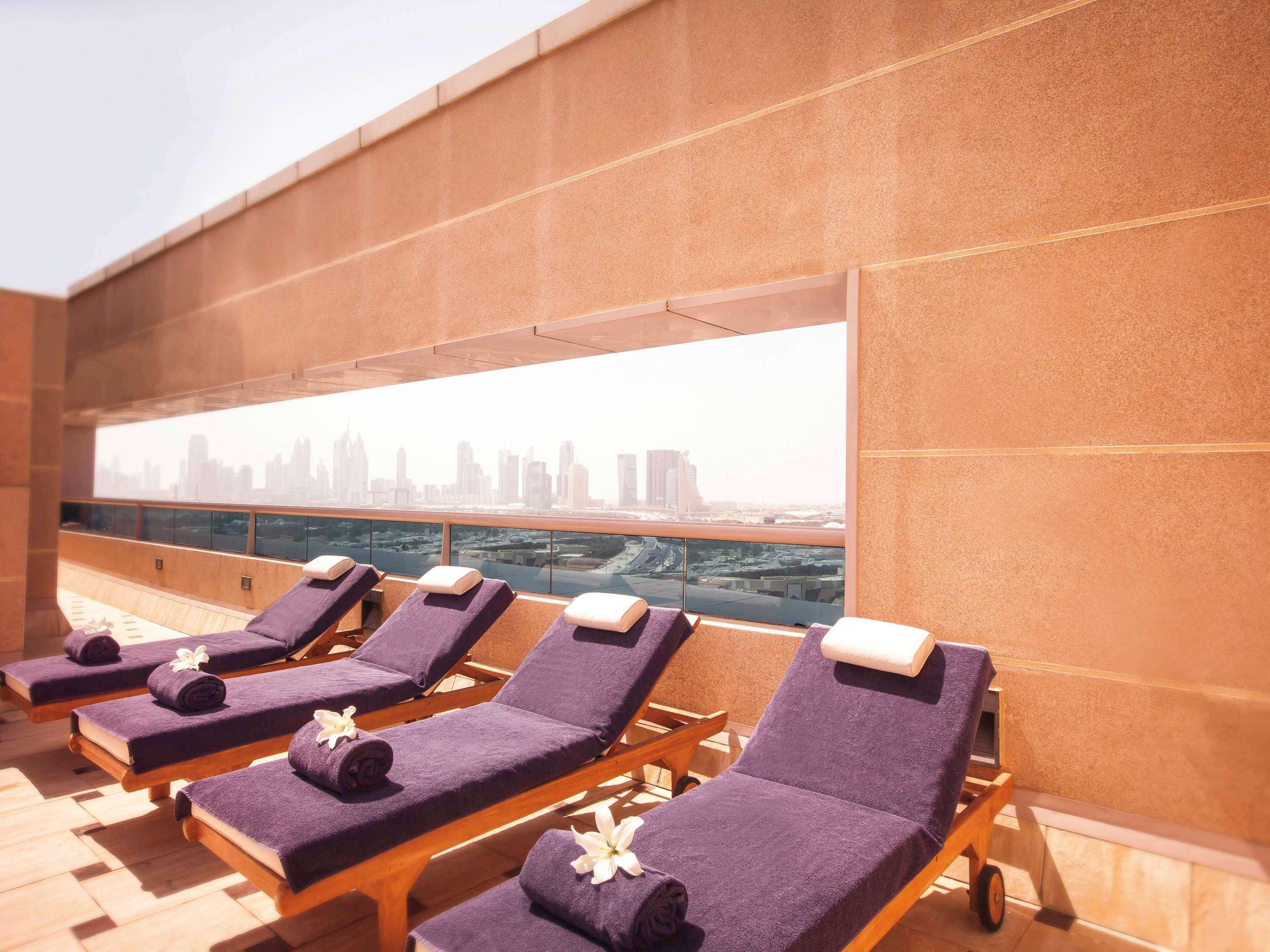 Moevenpick Hotel & Apartments Bur Dubai Esterno foto The pool at the Taj Mahal Palace
