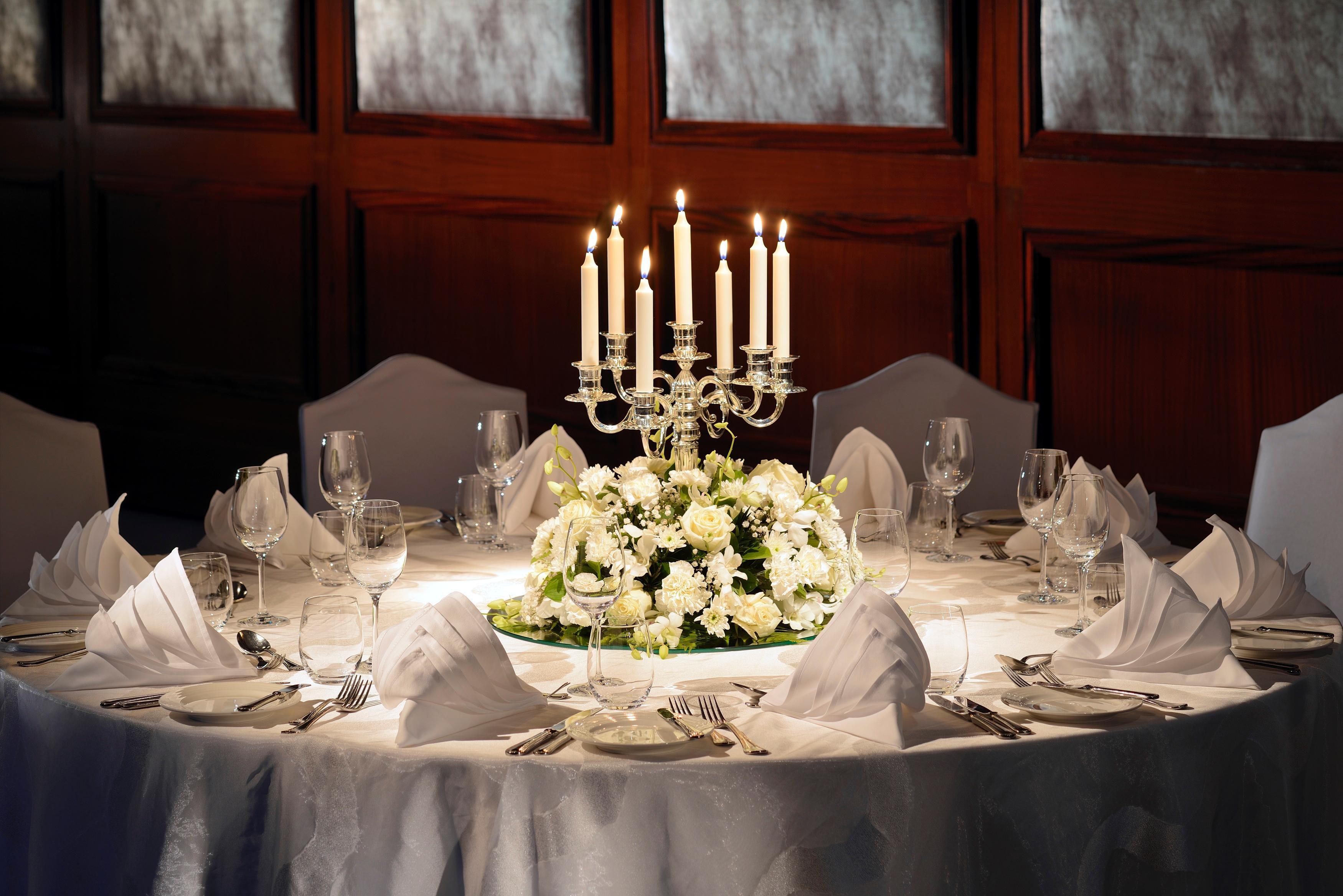 Moevenpick Hotel & Apartments Bur Dubai Esterno foto A table set for a formal dinner