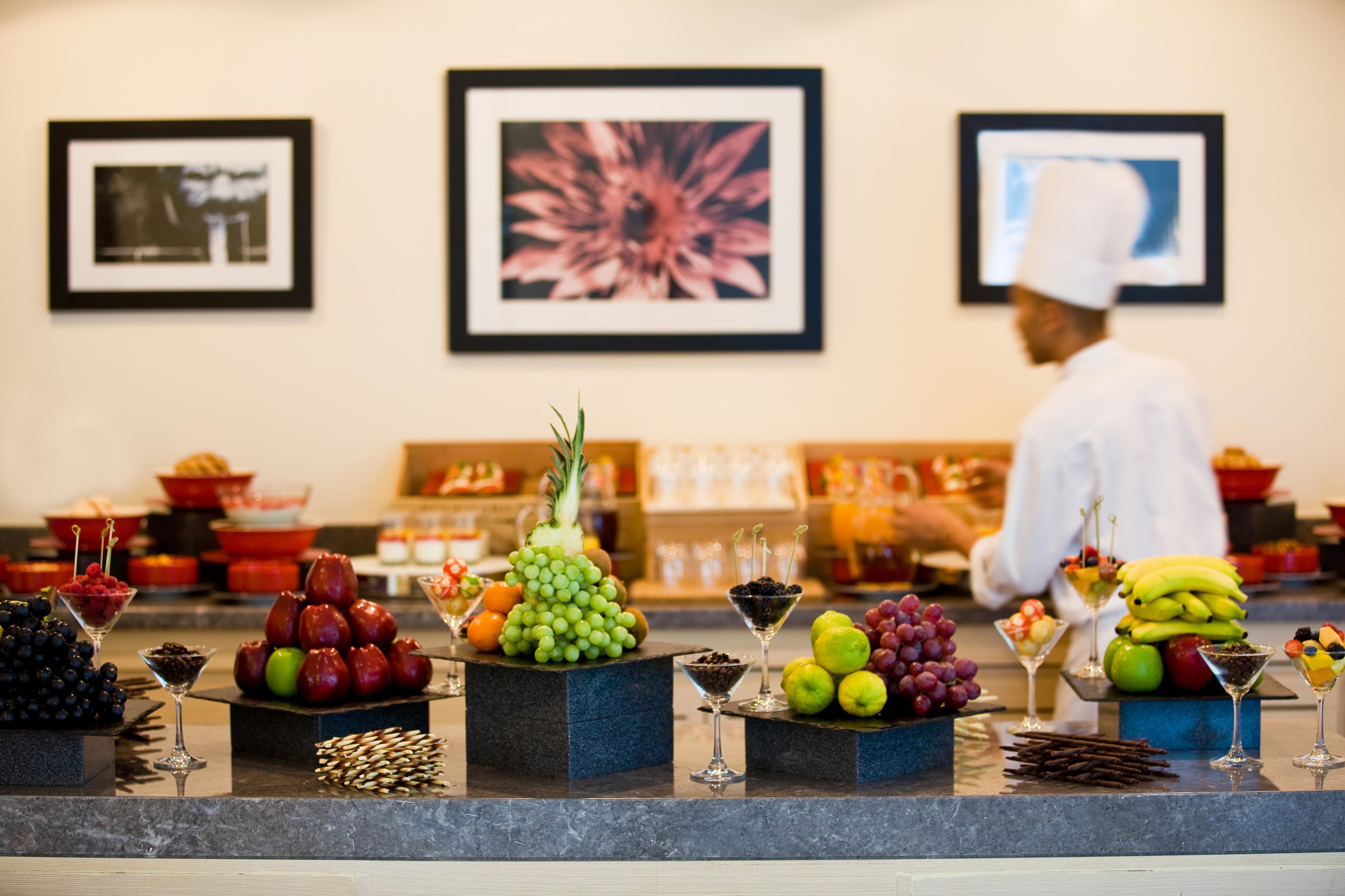 Moevenpick Hotel & Apartments Bur Dubai Esterno foto A buffet at a hotel