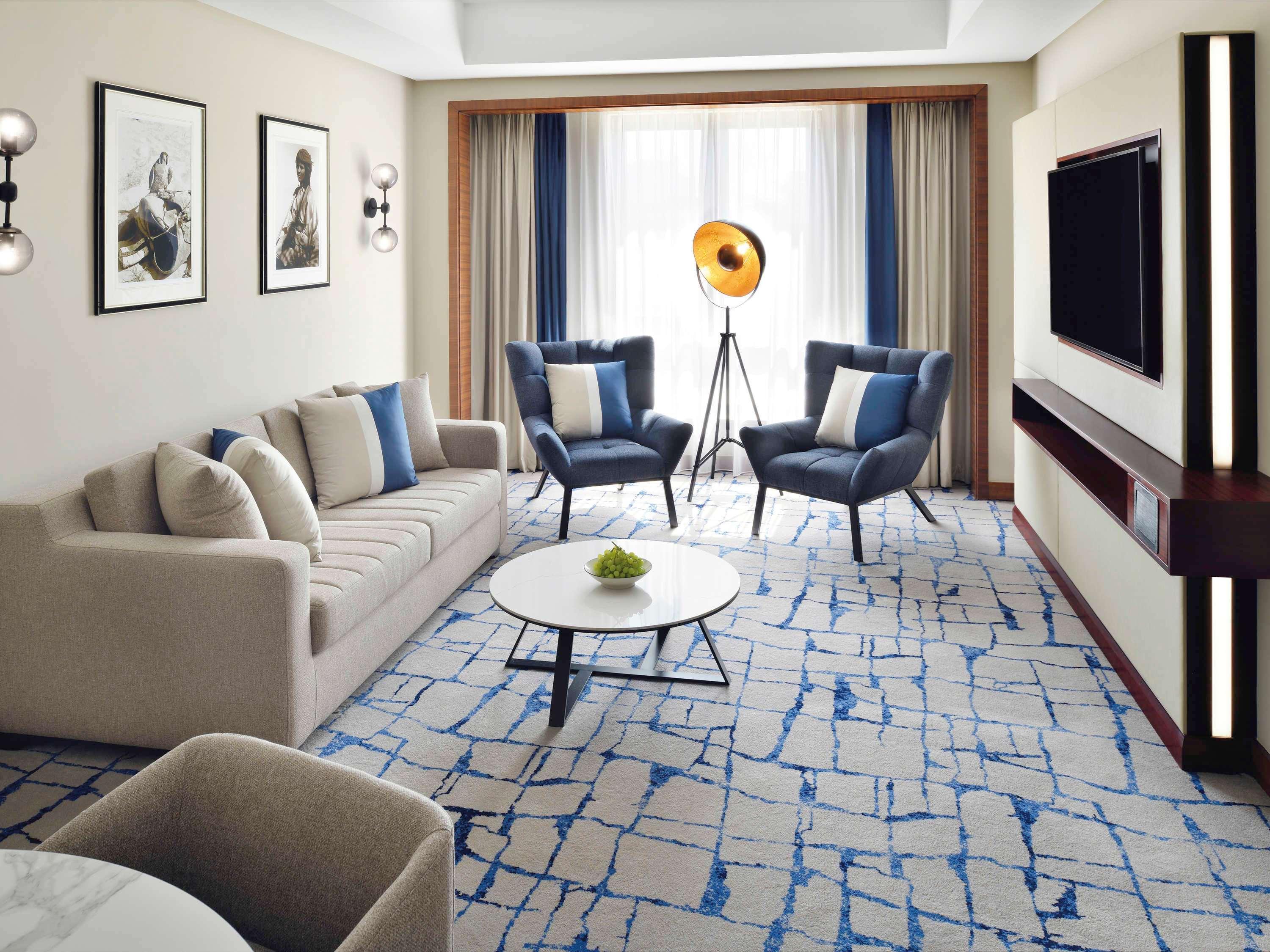 Moevenpick Hotel & Apartments Bur Dubai Esterno foto A living room in a suite at the hotel