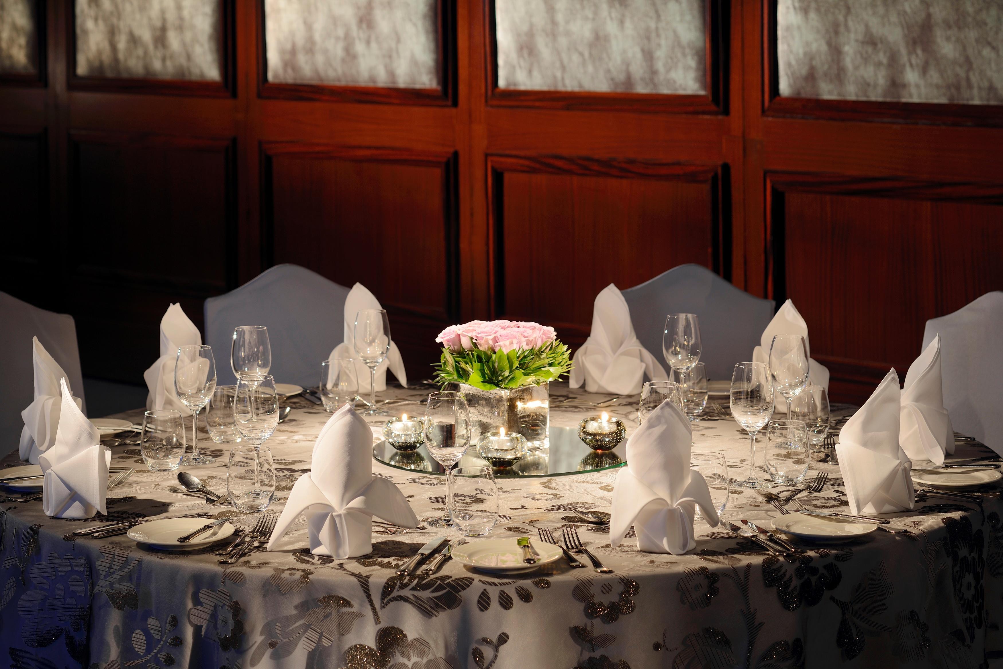 Moevenpick Hotel & Apartments Bur Dubai Esterno foto A table set for a formal dinner