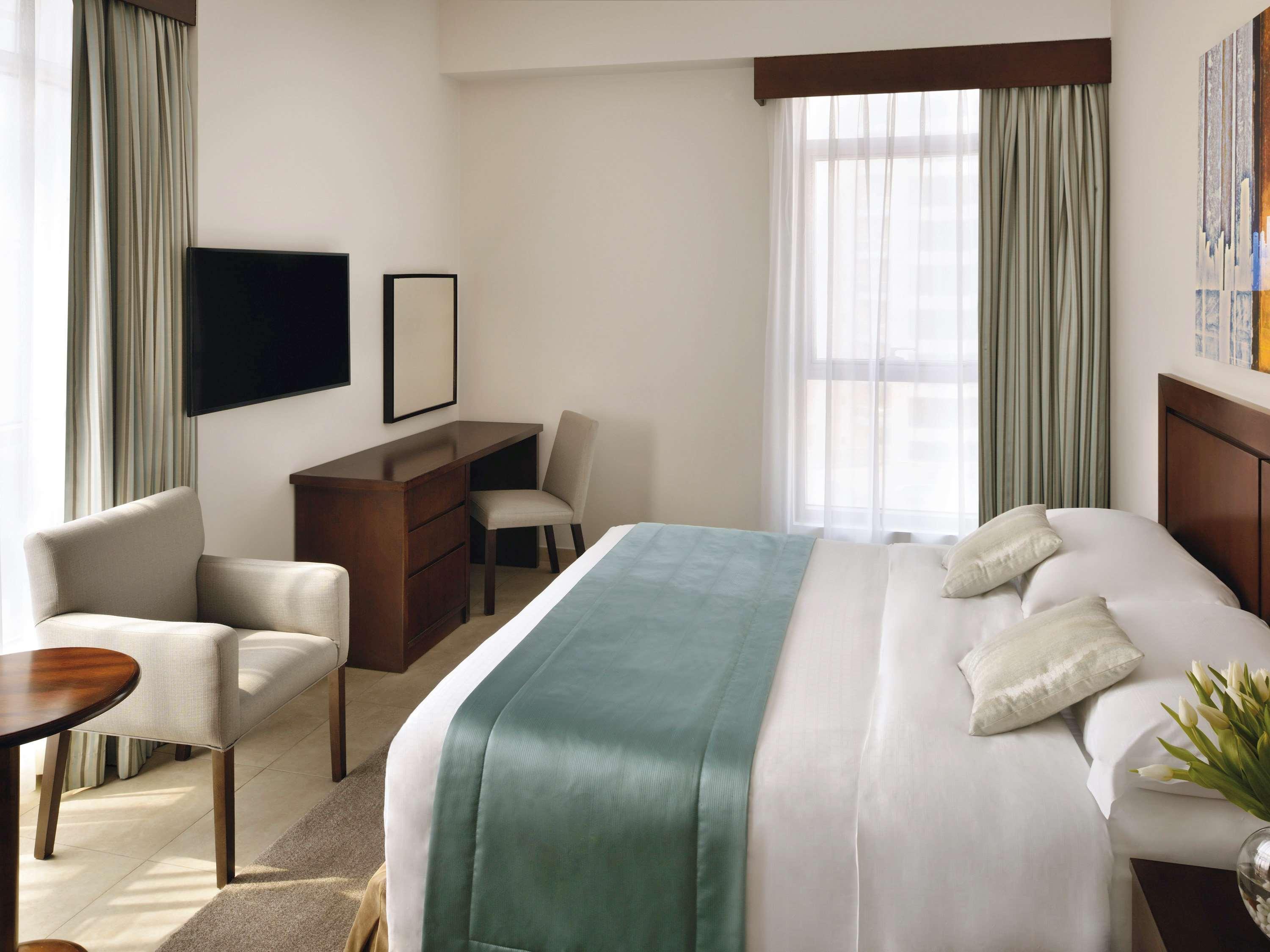 Moevenpick Hotel & Apartments Bur Dubai Esterno foto A bedroom at the hotel