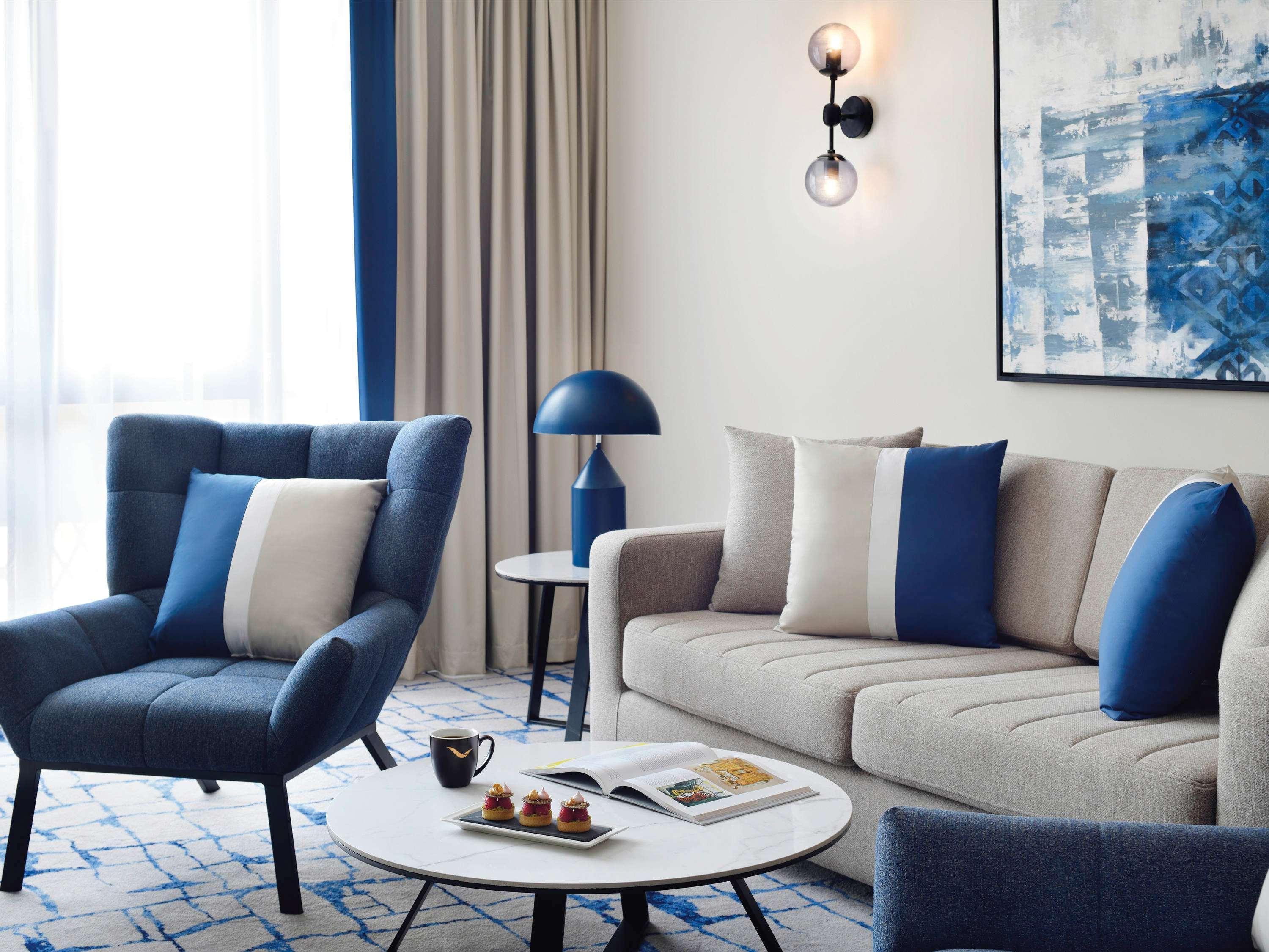 Moevenpick Hotel & Apartments Bur Dubai Esterno foto A living room at the hotel