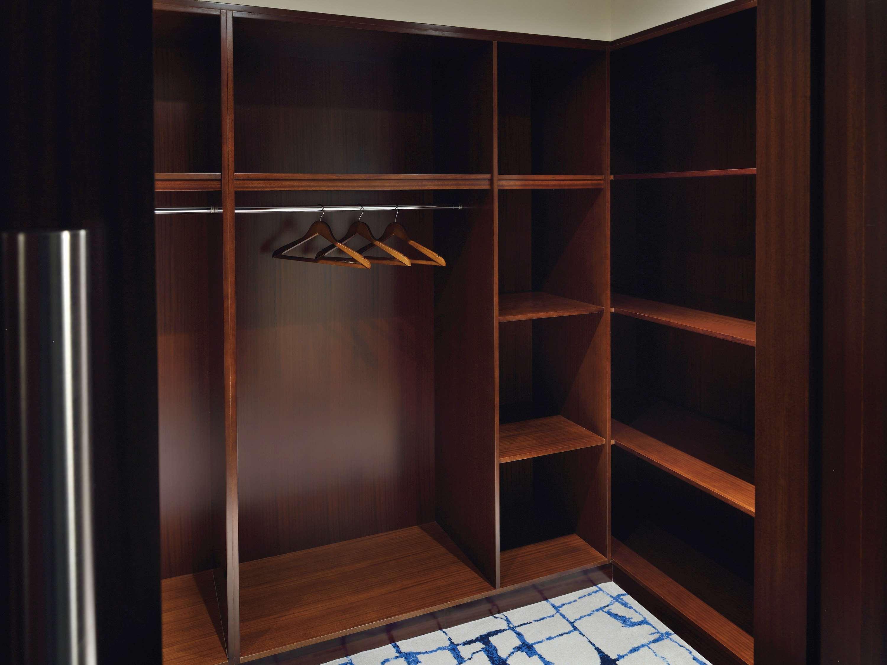 Moevenpick Hotel & Apartments Bur Dubai Esterno foto A wardrobe