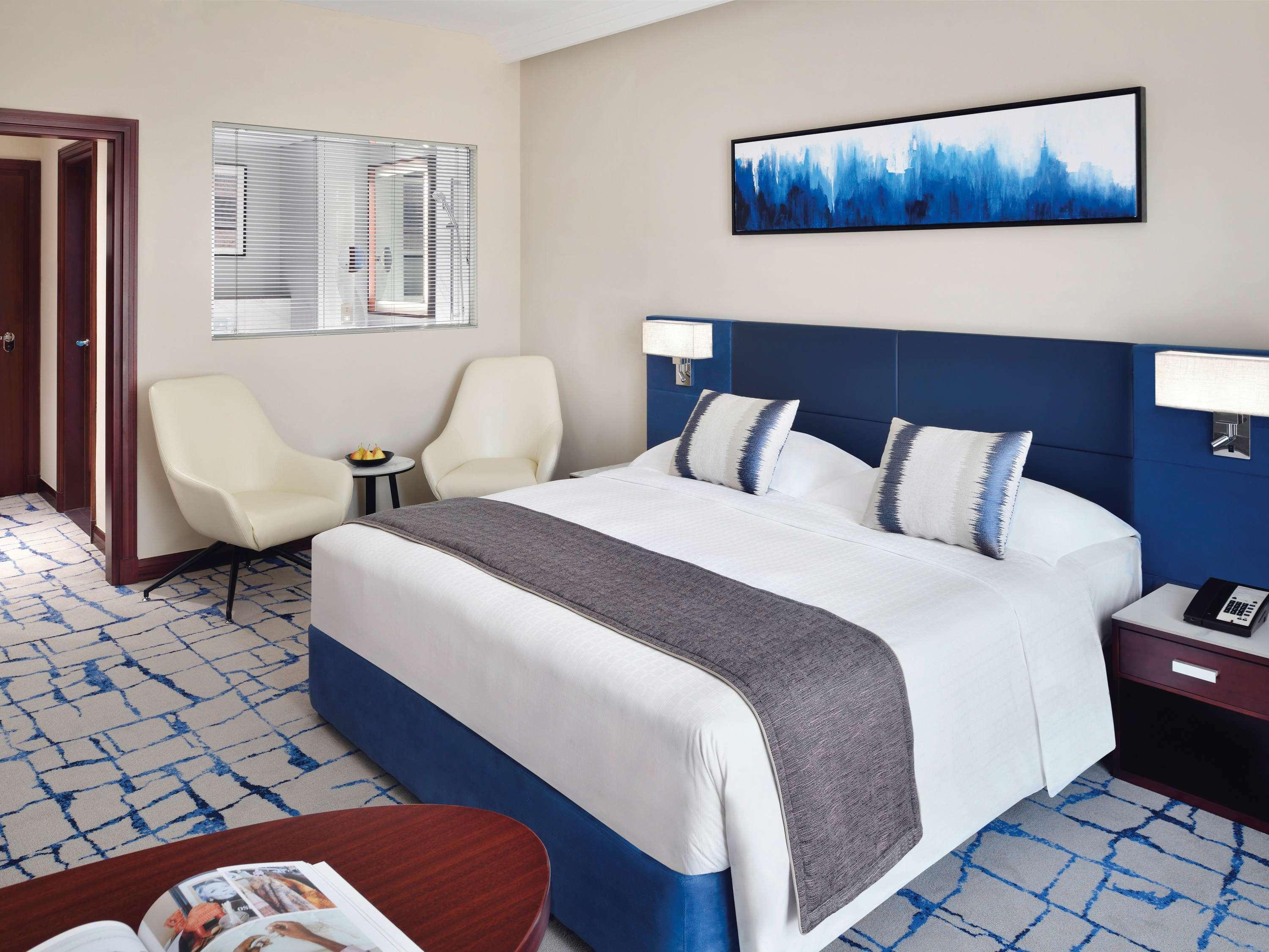Moevenpick Hotel & Apartments Bur Dubai Esterno foto A room at the hotel