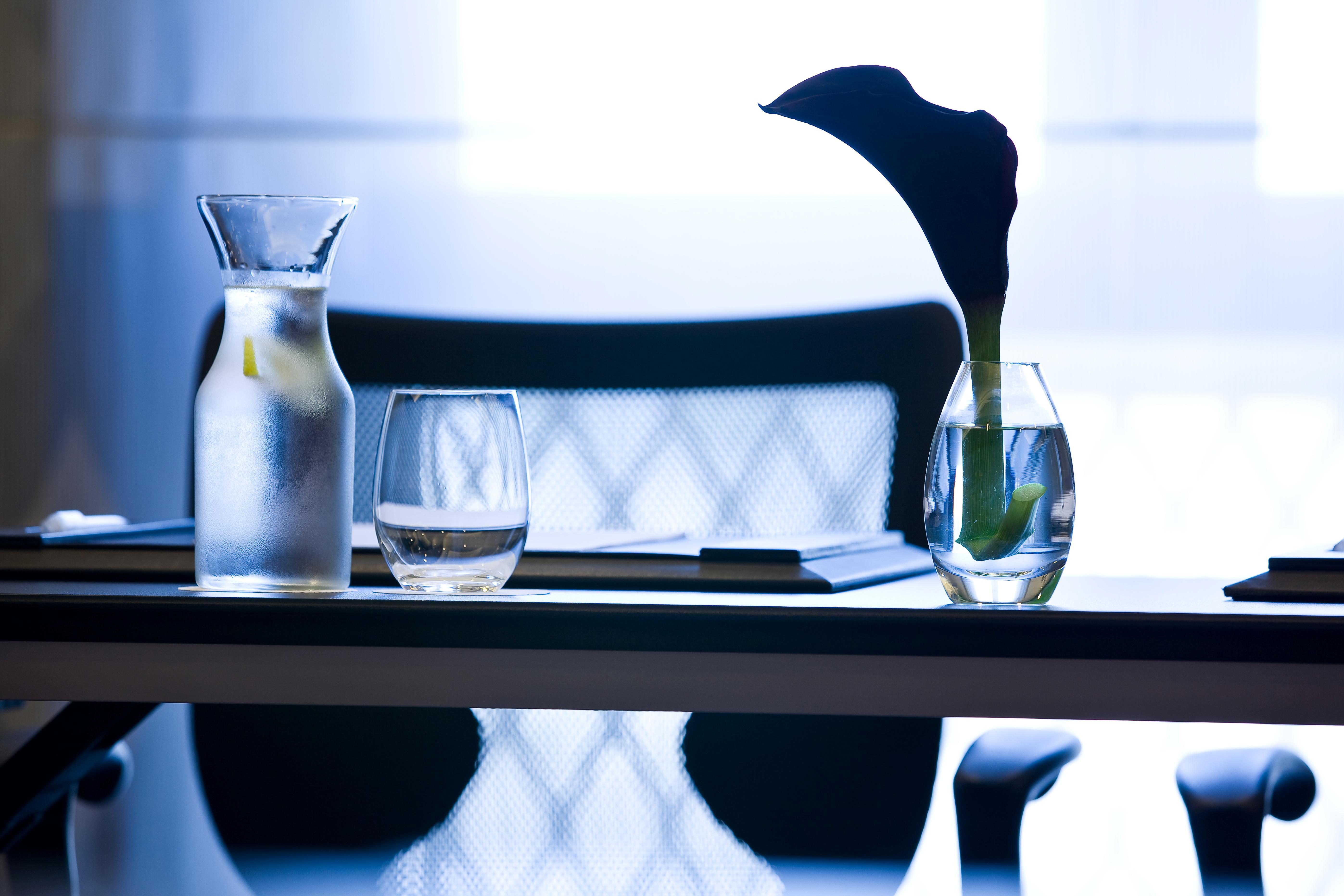 Moevenpick Hotel & Apartments Bur Dubai Esterno foto A table with a vase of water