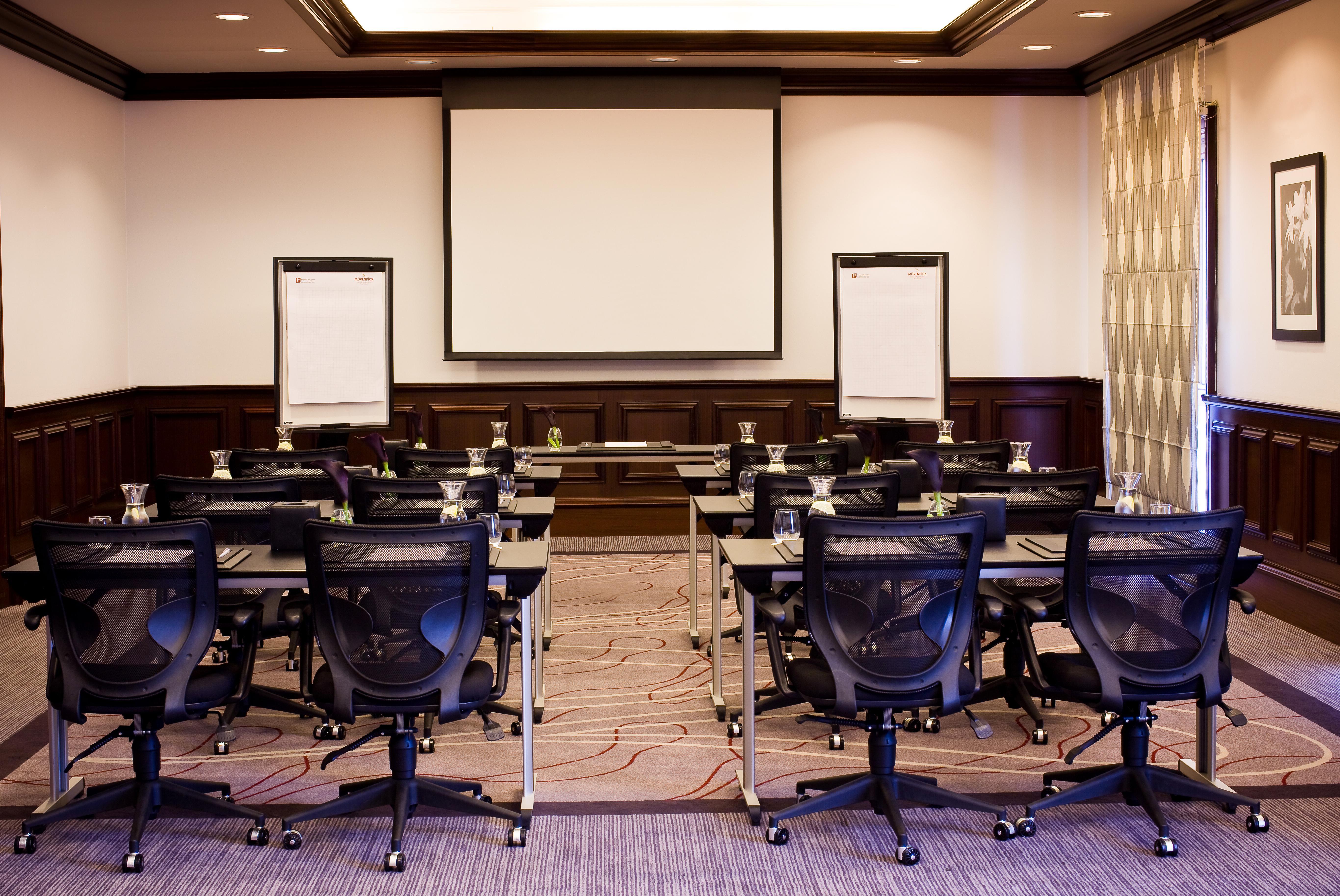 Moevenpick Hotel & Apartments Bur Dubai Esterno foto A typical classroom layout