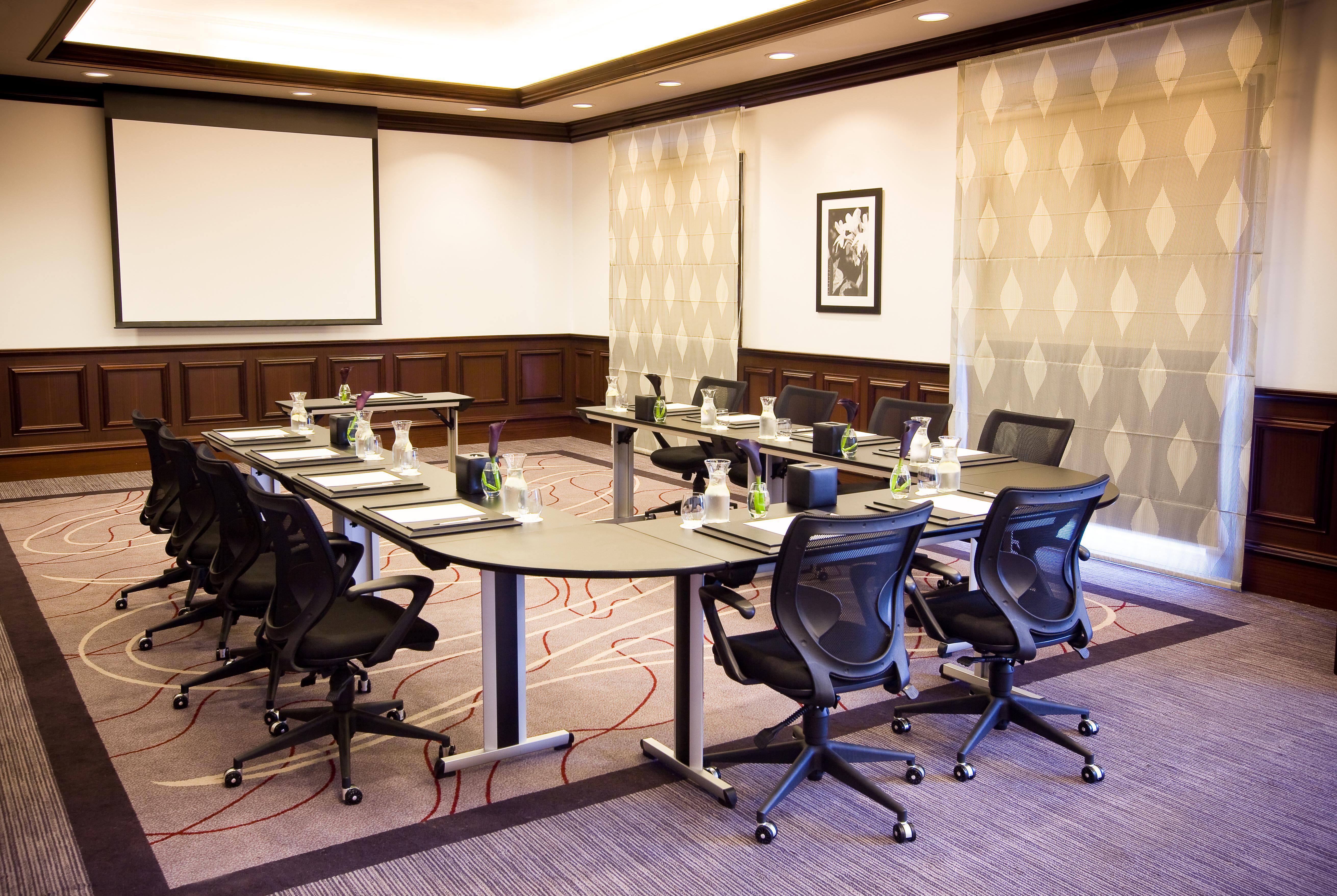 Moevenpick Hotel & Apartments Bur Dubai Esterno foto A meeting room at the Fairmont San Francisco