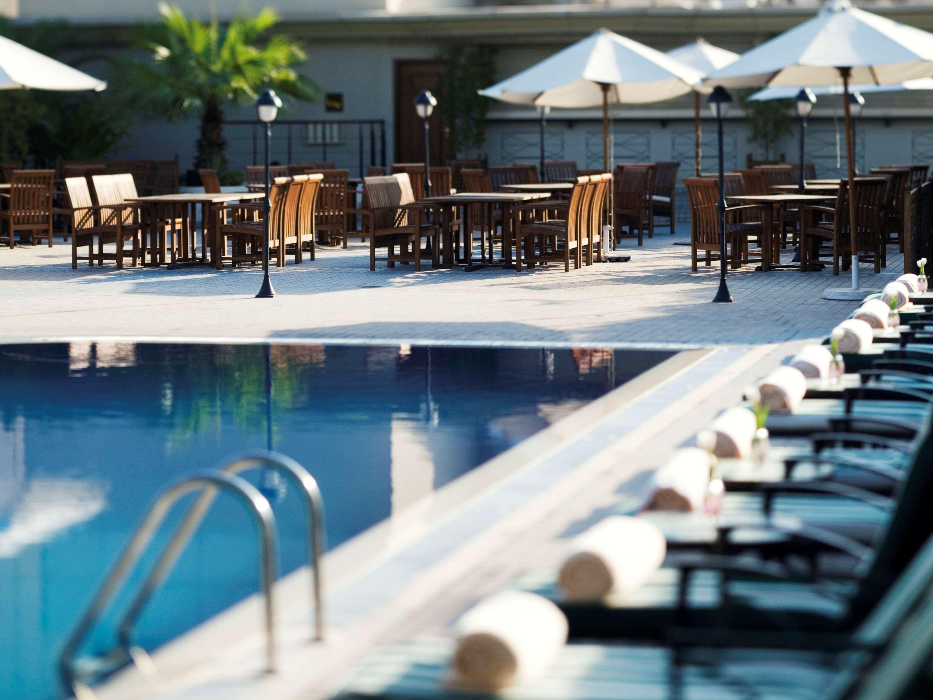 Moevenpick Hotel & Apartments Bur Dubai Esterno foto The pool at the hotel