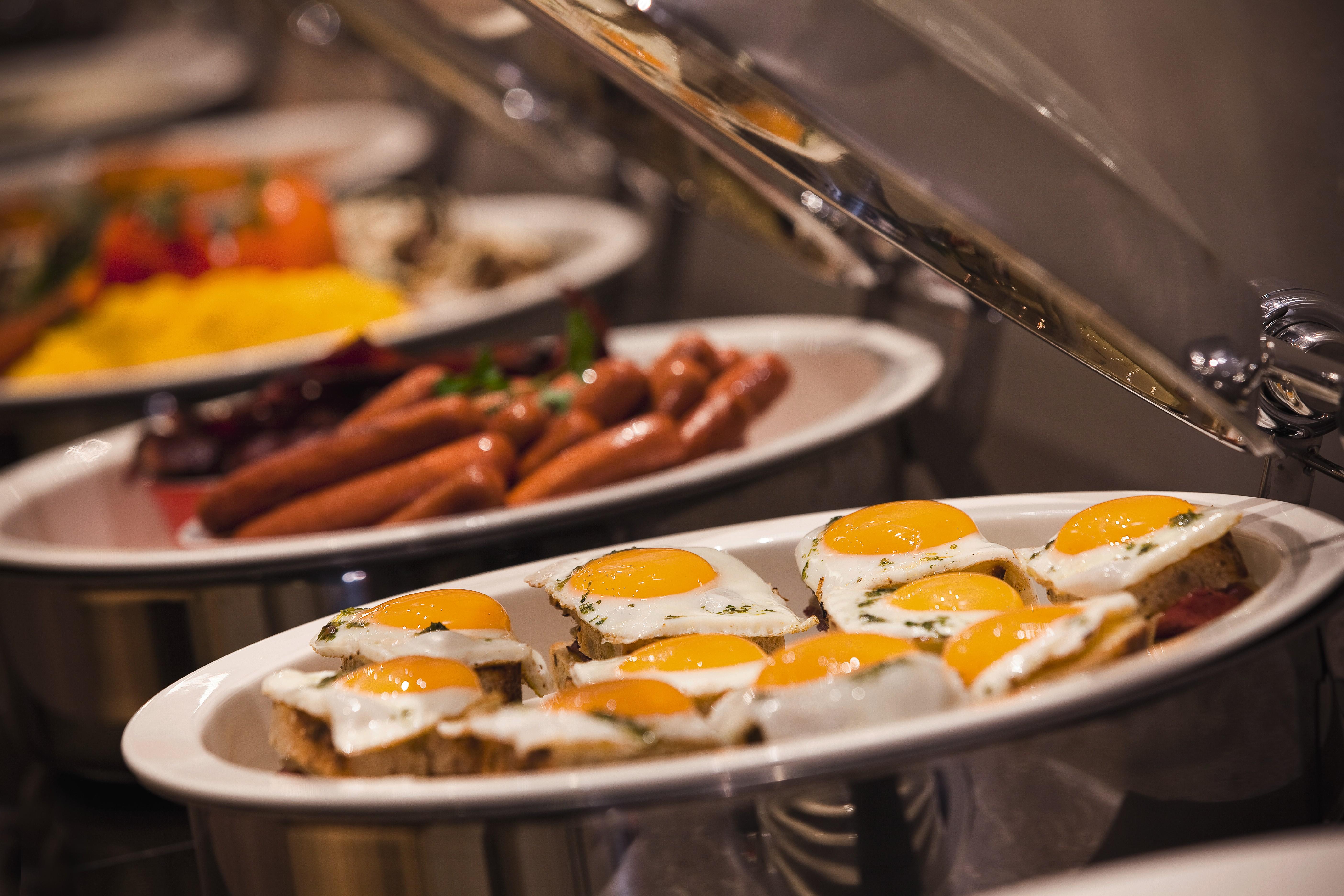 Moevenpick Hotel & Apartments Bur Dubai Esterno foto A chafing dish