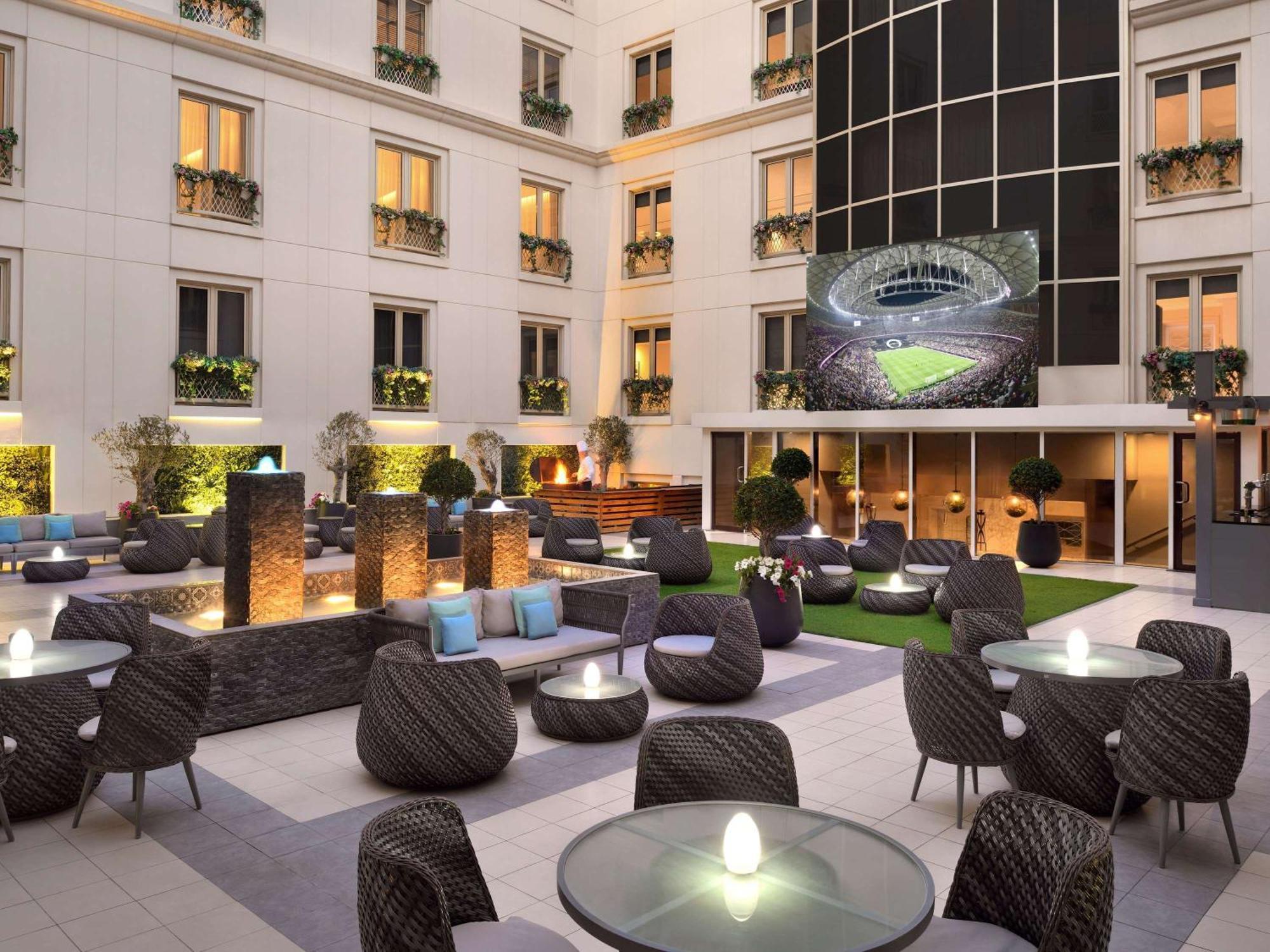 Moevenpick Hotel & Apartments Bur Dubai Esterno foto The hotel's courtyard