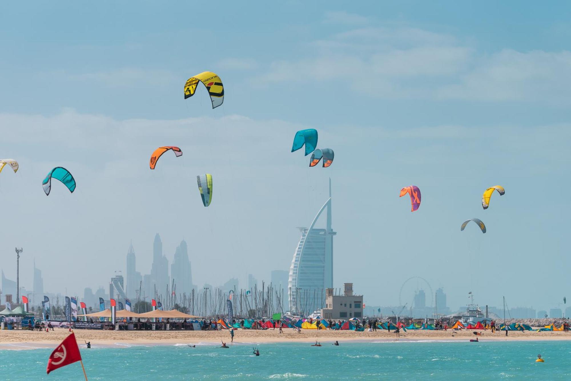 Moevenpick Hotel & Apartments Bur Dubai Esterno foto Kiteboarding in Dubai