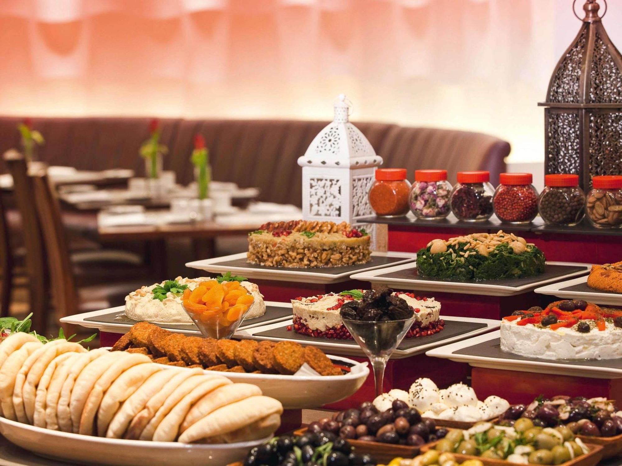 Moevenpick Hotel & Apartments Bur Dubai Esterno foto