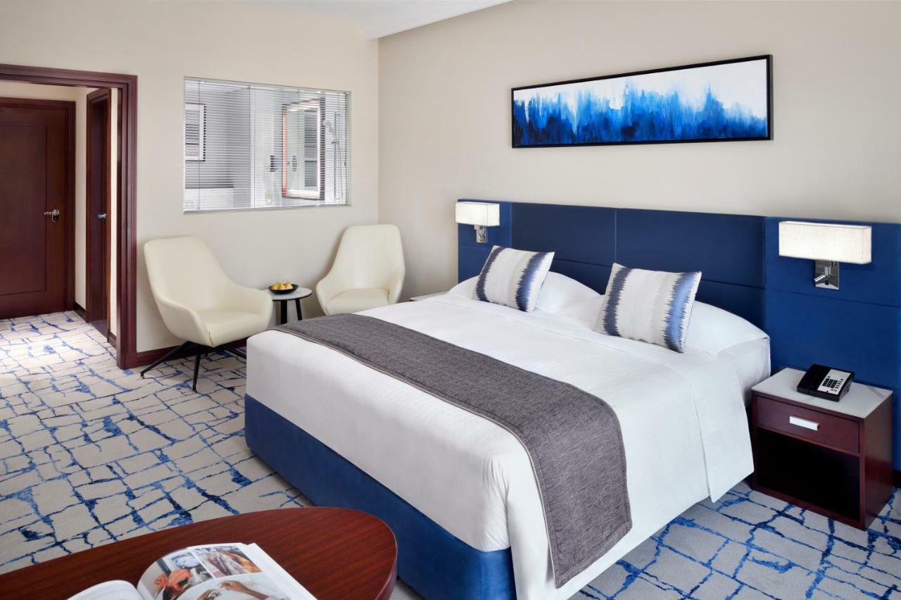 Moevenpick Hotel & Apartments Bur Dubai Esterno foto A bedroom at the hotel