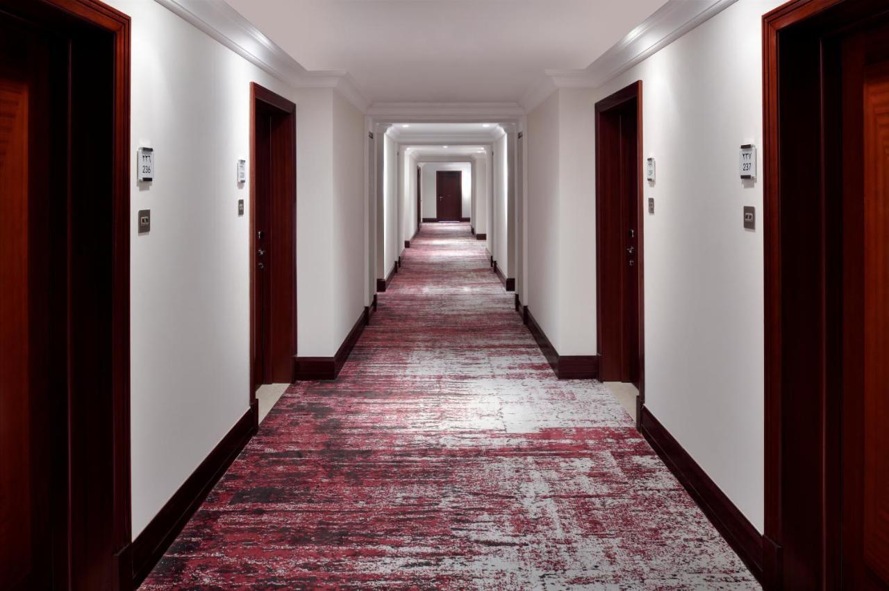 Moevenpick Hotel & Apartments Bur Dubai Esterno foto A carpet in a hotel